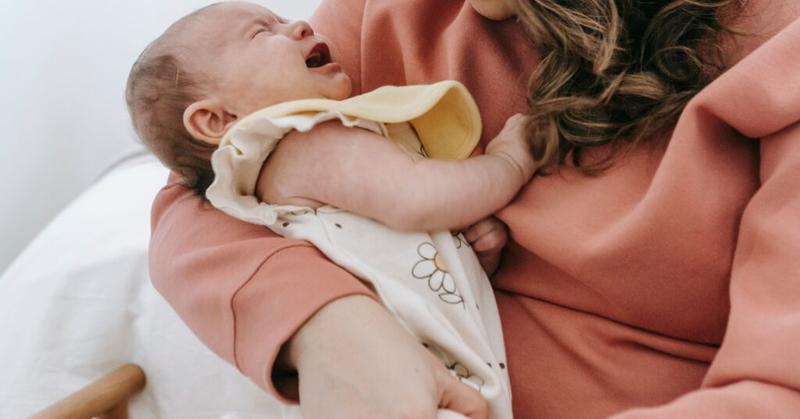 Jak radzić sobie z asymetrią podczas karmienia jedną piersią?