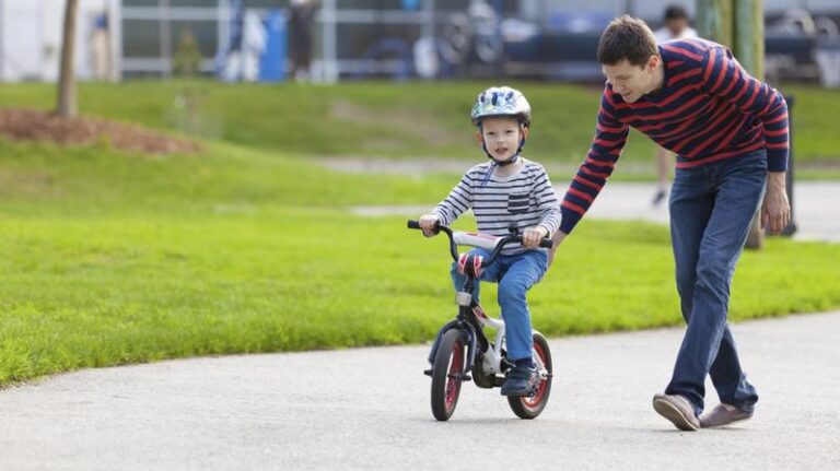 Szybkie sposoby na to, jak nauczyć dziecko jeździć na rowerze z radością