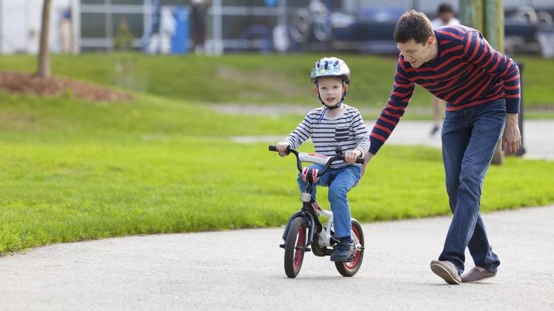 Szybkie sposoby na to, jak nauczyć dziecko jeździć na rowerze z radością