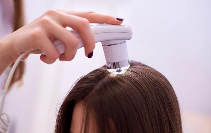 Naturalne sposoby na wzmocnienie włosów po porodzie