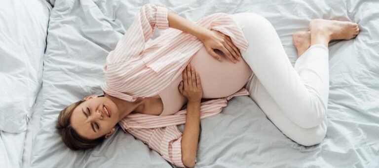 Ciąża a ból – czy to normalne, że przypomina dolegliwości miesiączkowe?