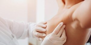 Guzki pod pachami w czasie karmienia piersią – co warto wiedzieć?