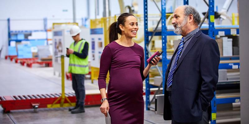 Kiedy i jak powiedzieć szefowi, że jestem w ciąży? Praktyczne porady dla przyszłych mam