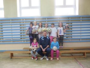 Jak skutecznie nauczyć dziecko mocno kopać piłkę i rozwijać jego talent?