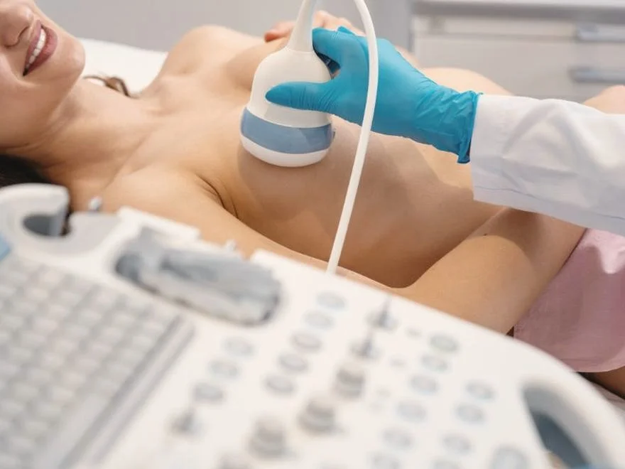 Jak usg piersi w trakcie karmienia wspiera zdrowie mamy i dziecka