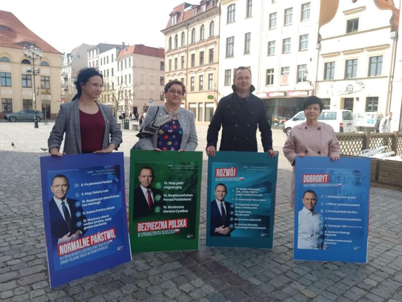 Wspomnienia polityków jako dzieci: jak młodzieńcze lata kształtują przyszłych liderów