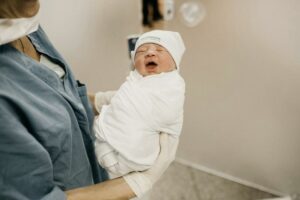 Jak długo trwa rozpuszczanie się szwów po porodzie? Poradnik dla mam