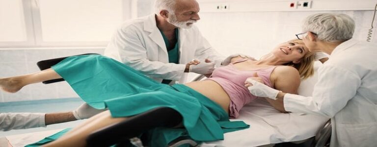 Jak odnaleźć się w nowej rzeczywistości: wstawanie po porodzie i pierwsze dni z maluszkiem