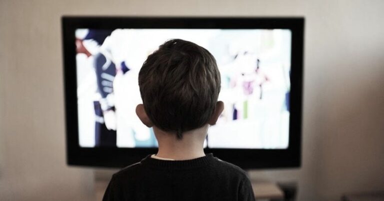 Czy oglądanie telewizji naprawdę szkodzi dziecku i co mogą zrobić rodzice